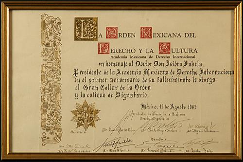 <h5 style='font-size:1rem;font-weight: 800;'>Diploma de la Orden Mexicana del Derecho y la Cultura, 12 de agosto de 1965</h5><h6 style='font-size:.8rem;font-weight: 100;'>Academia Mexicana de Derecho Internacional</h6><h6 style='font-size:.8rem;font-weight: 100;'>Diploma en homenaje a Isidro Fabela, 12 de agosto de 1965</h6><h6 style='font-size:.8rem;font-weight: 100;'>Cartulina</h6>